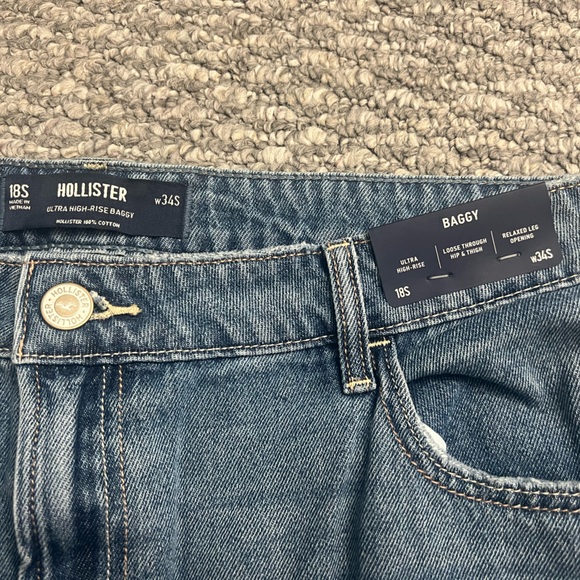 NWT Hollister size 18S/34S Baggy High Rise Distressed Jeans - Picture 2 of 3